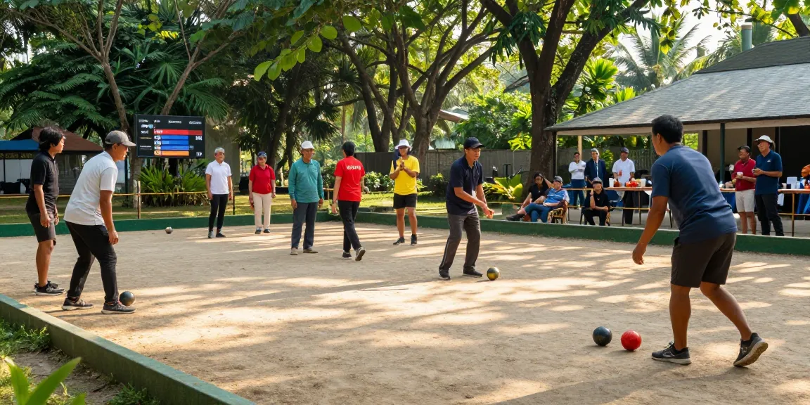 Tim bermain petanque di fopikotakendari.org, menampilkan berbagai pemain dengan semangat di lapangan terbuka dengan pepohonan hijau di latar belakang.